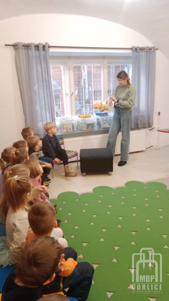 Biblioteka Gorlice, Bibliotekarka prezentuje książkę pop-up